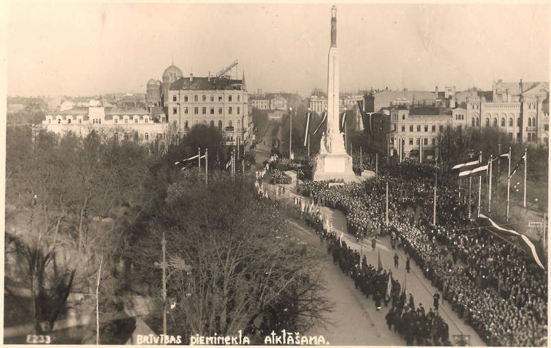 Lāčplēša dienā pie Brīvības pieminekļa vēsturiskajā vietā atgriezīsies četri Latvijas valsts karogi
